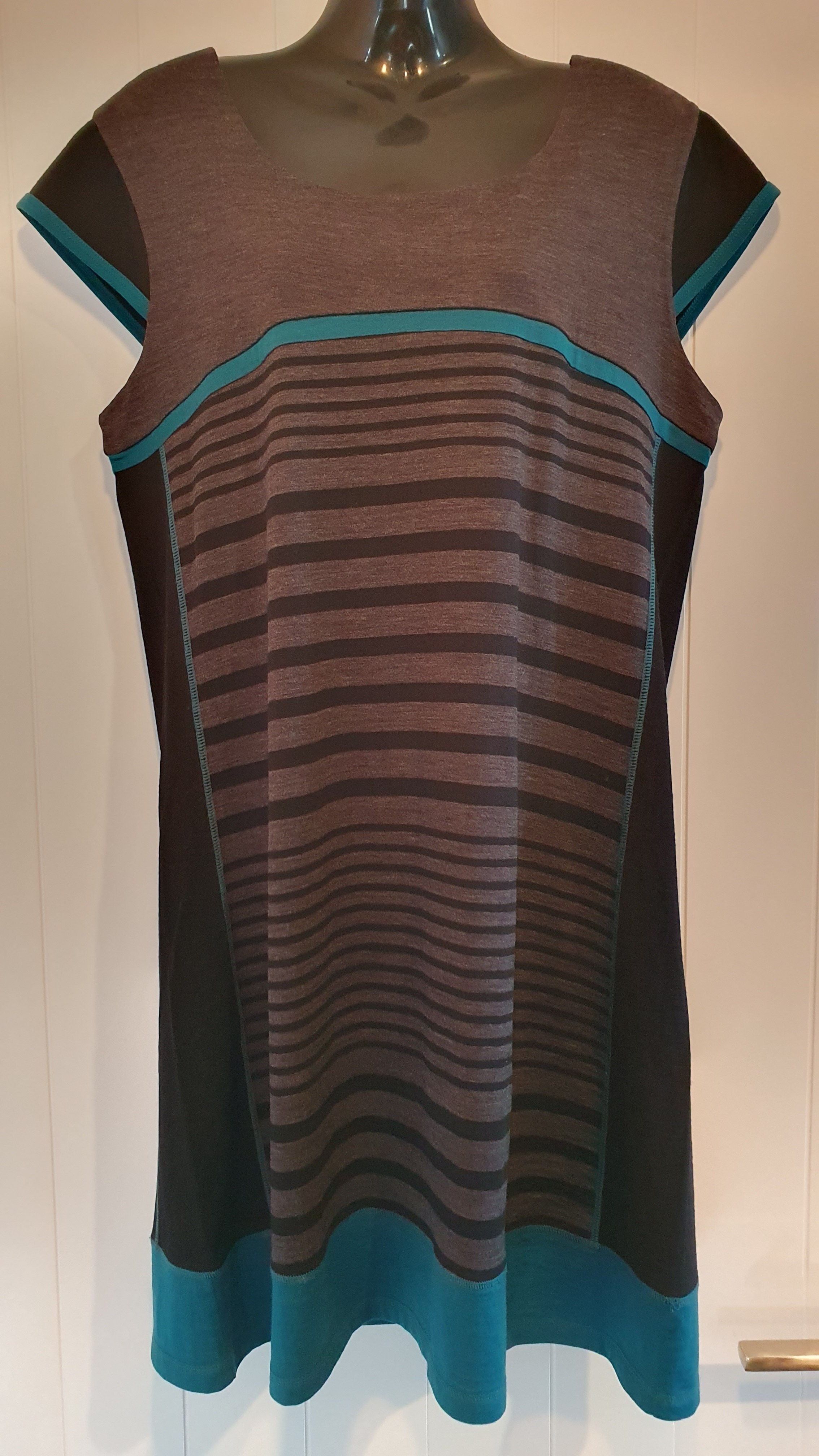 Foil 100 % Merino Dress Stripe Panel Teal Trim Size L