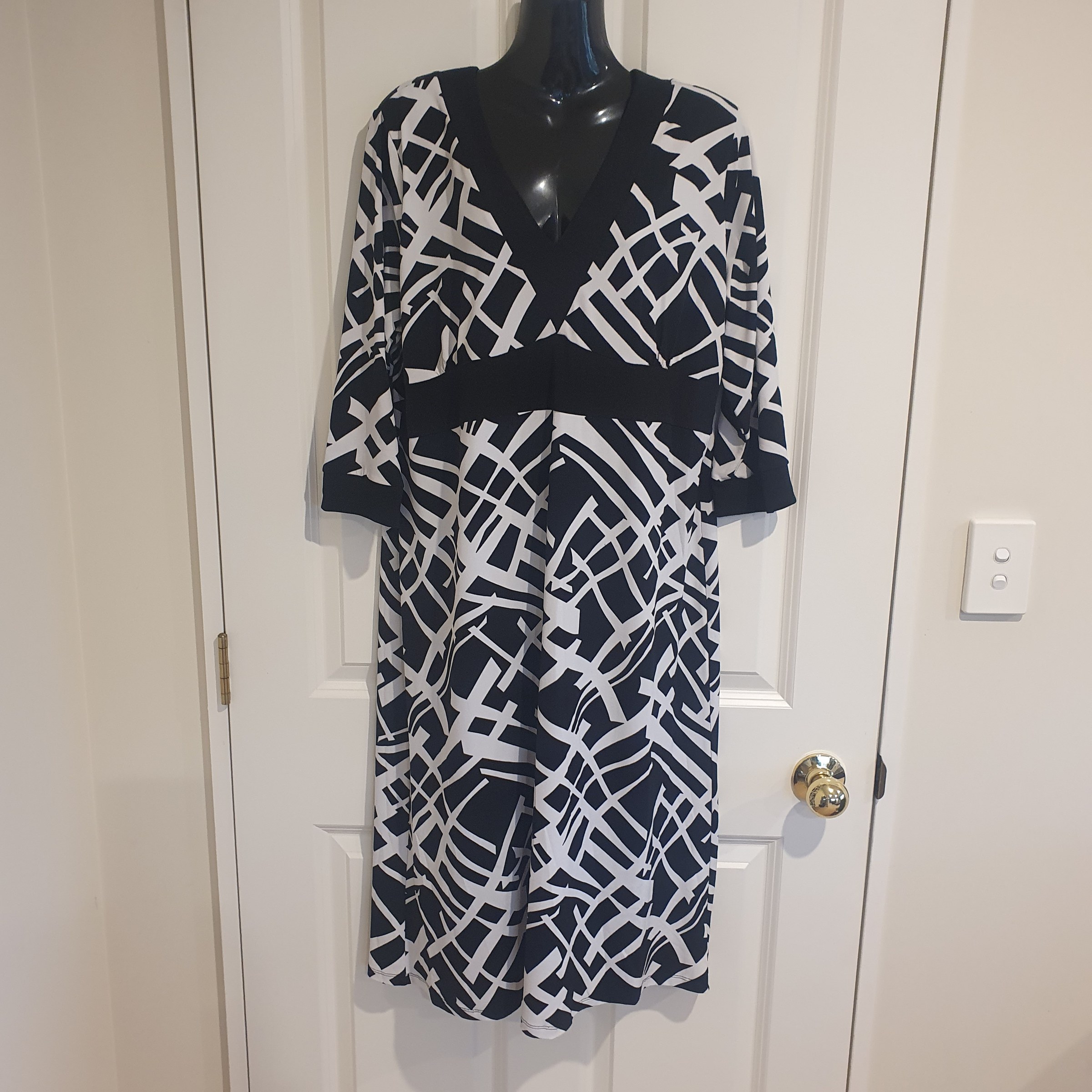Jigsaw Black White Geometric Midi Dress Size 18 Stretch V Neck Plus Size