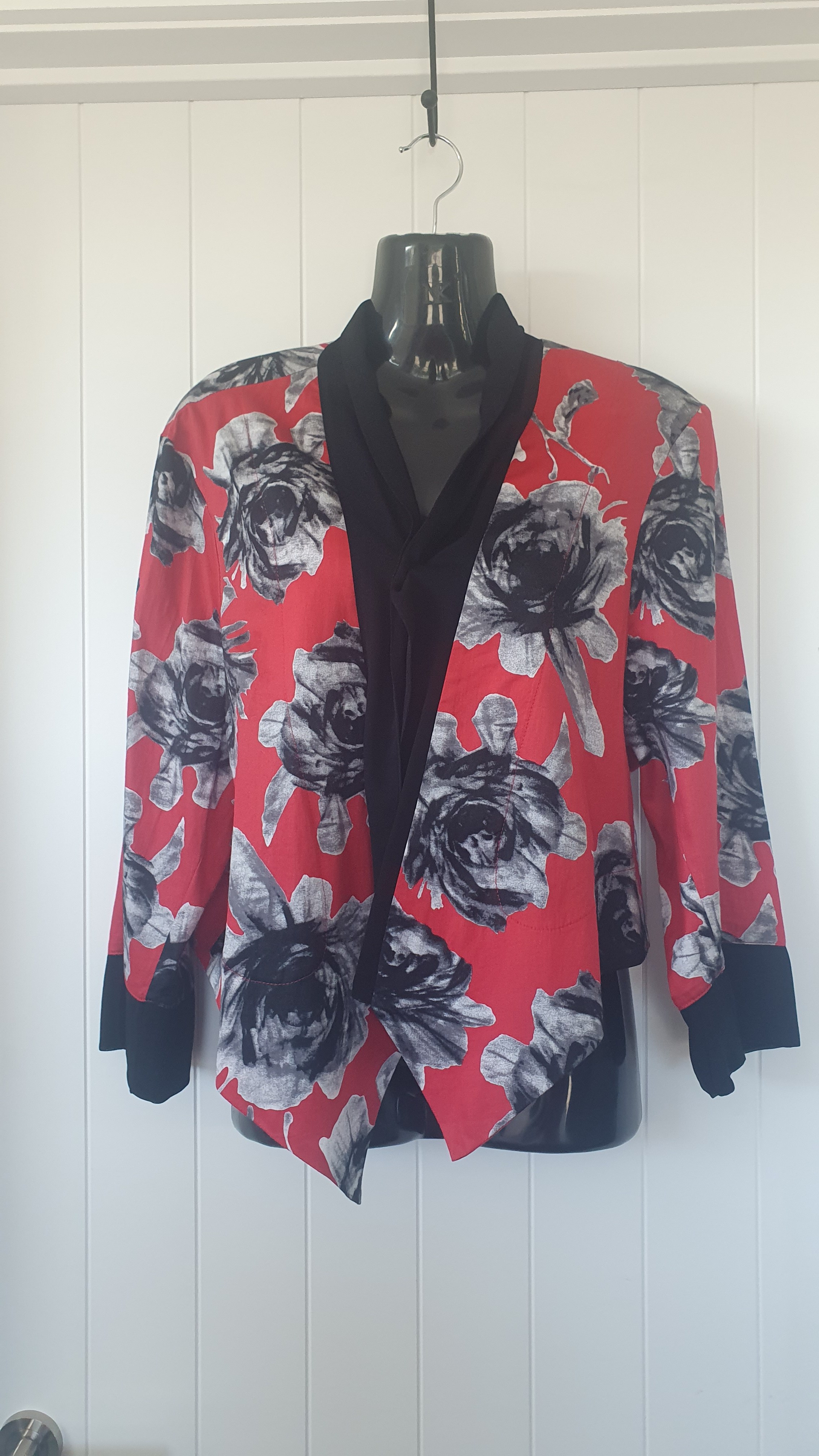 Jacki Peters Top Red Floral Black Trim Size 16 NZ Made