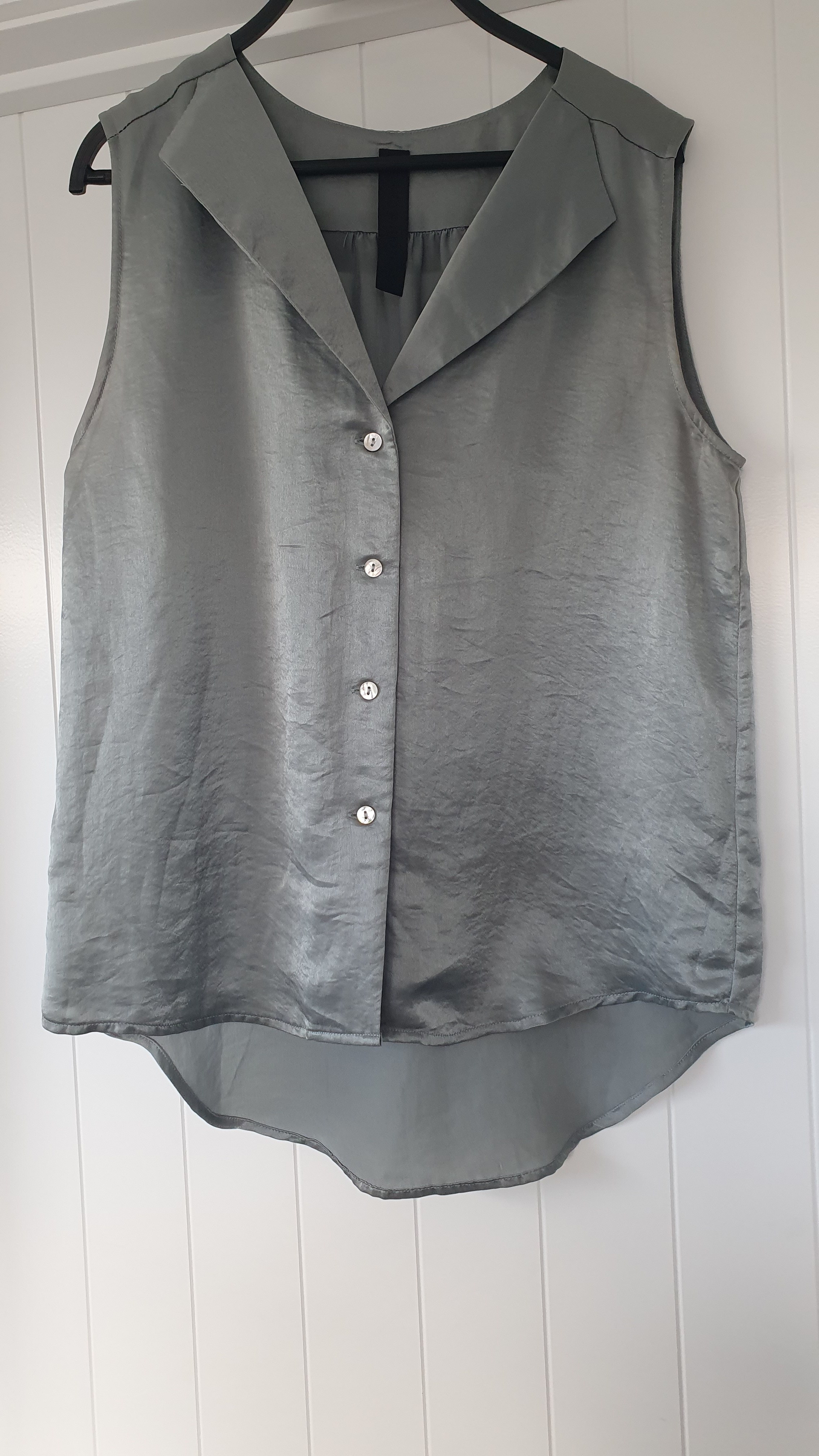 Marilyn Seyb Top Sage Green Size 12 Sleeveless Button Front High Low Hem