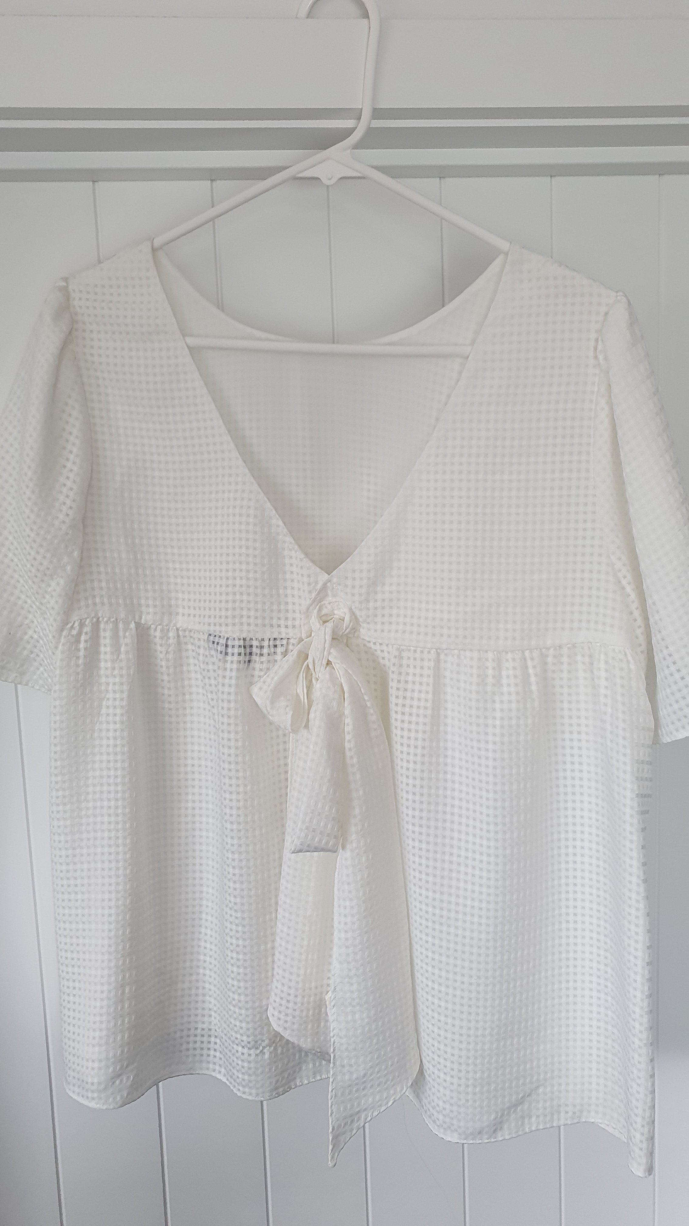 Whistle Top White Size 12 V Neck Bow