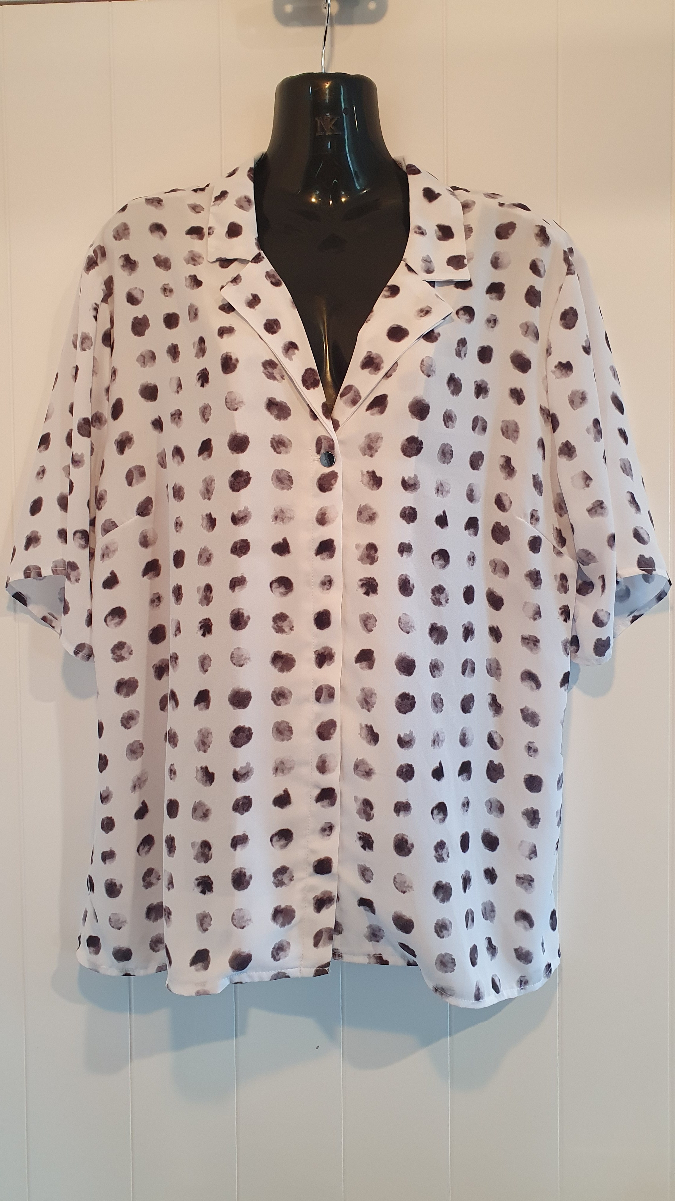 Mesmerise Blouse Top Black/White Print Size 18 Short Sleeve