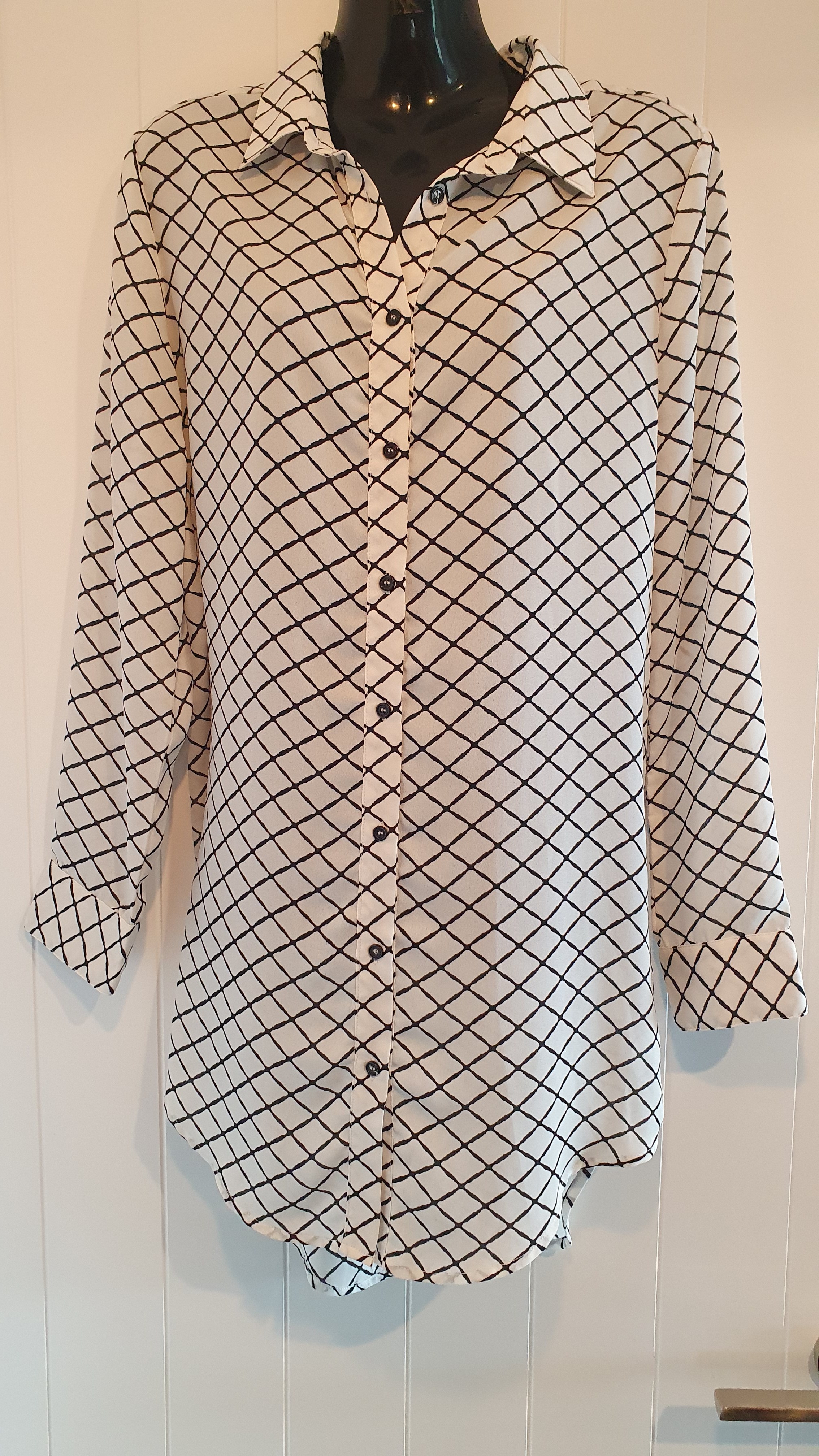 Episode Black & White Grid Shirt – Size 8