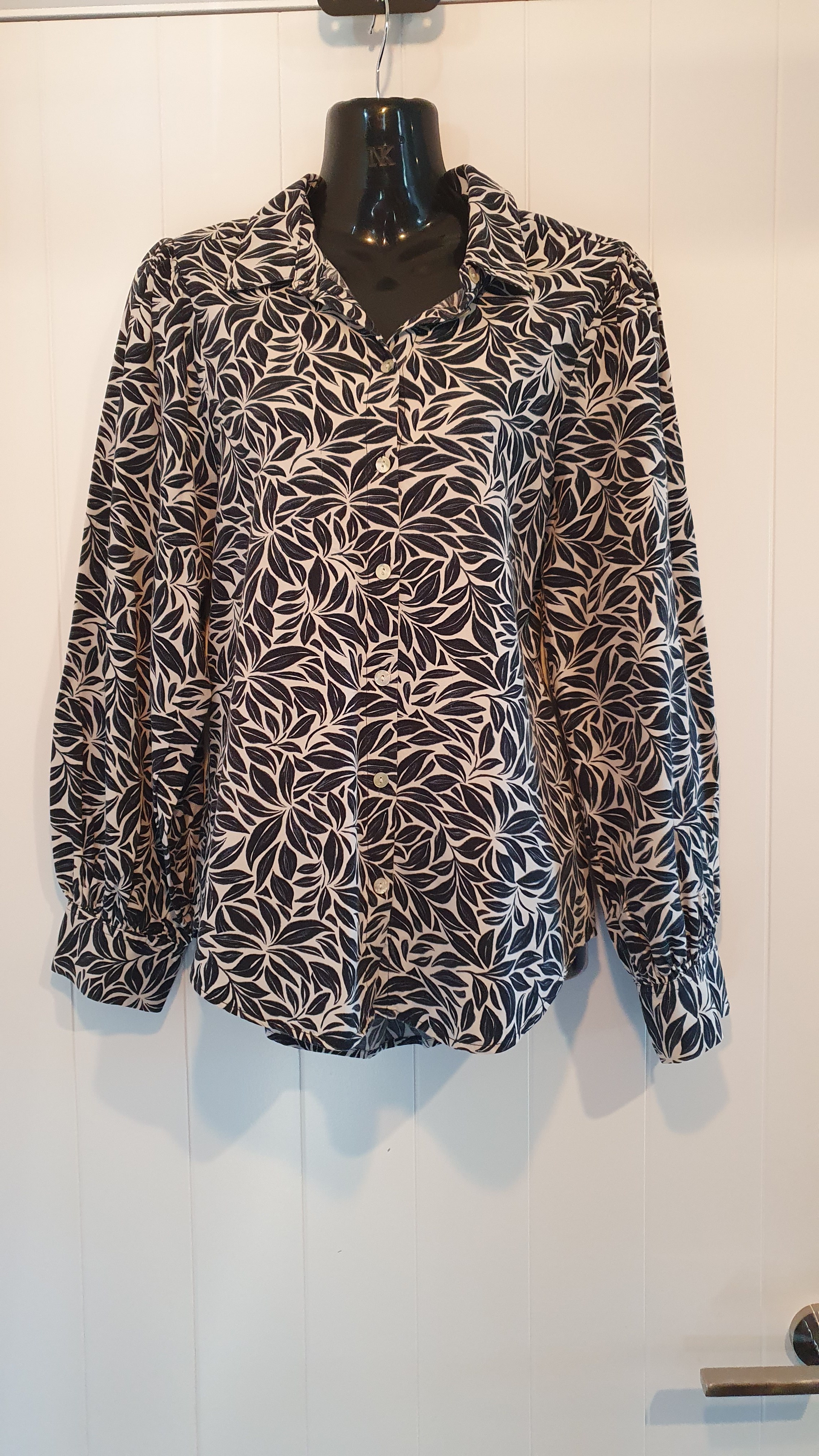 Witchery Leaf Print Button Shirt Size 8