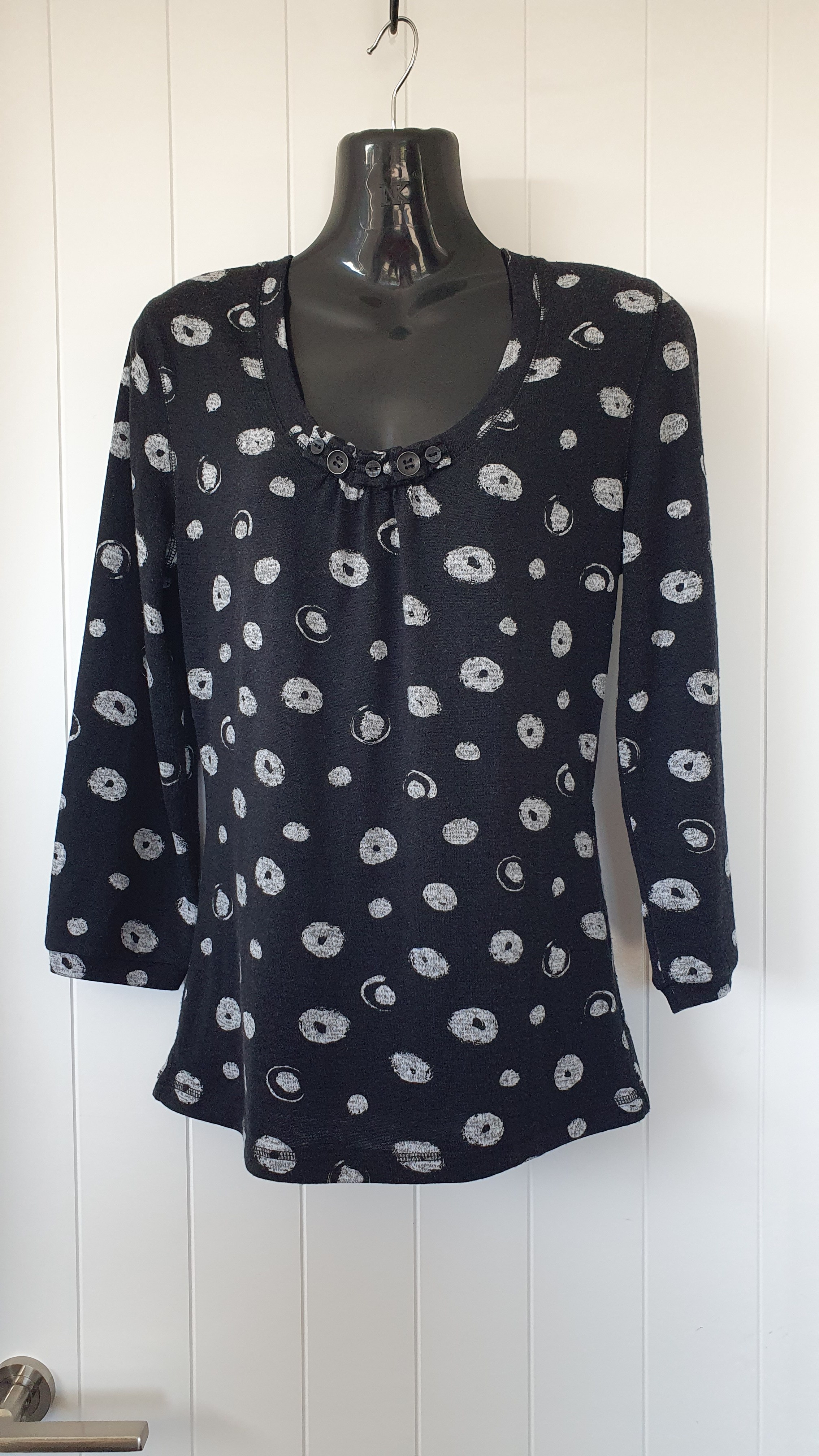 Scope Top Black Spot Print Size 8 Stretch Casual