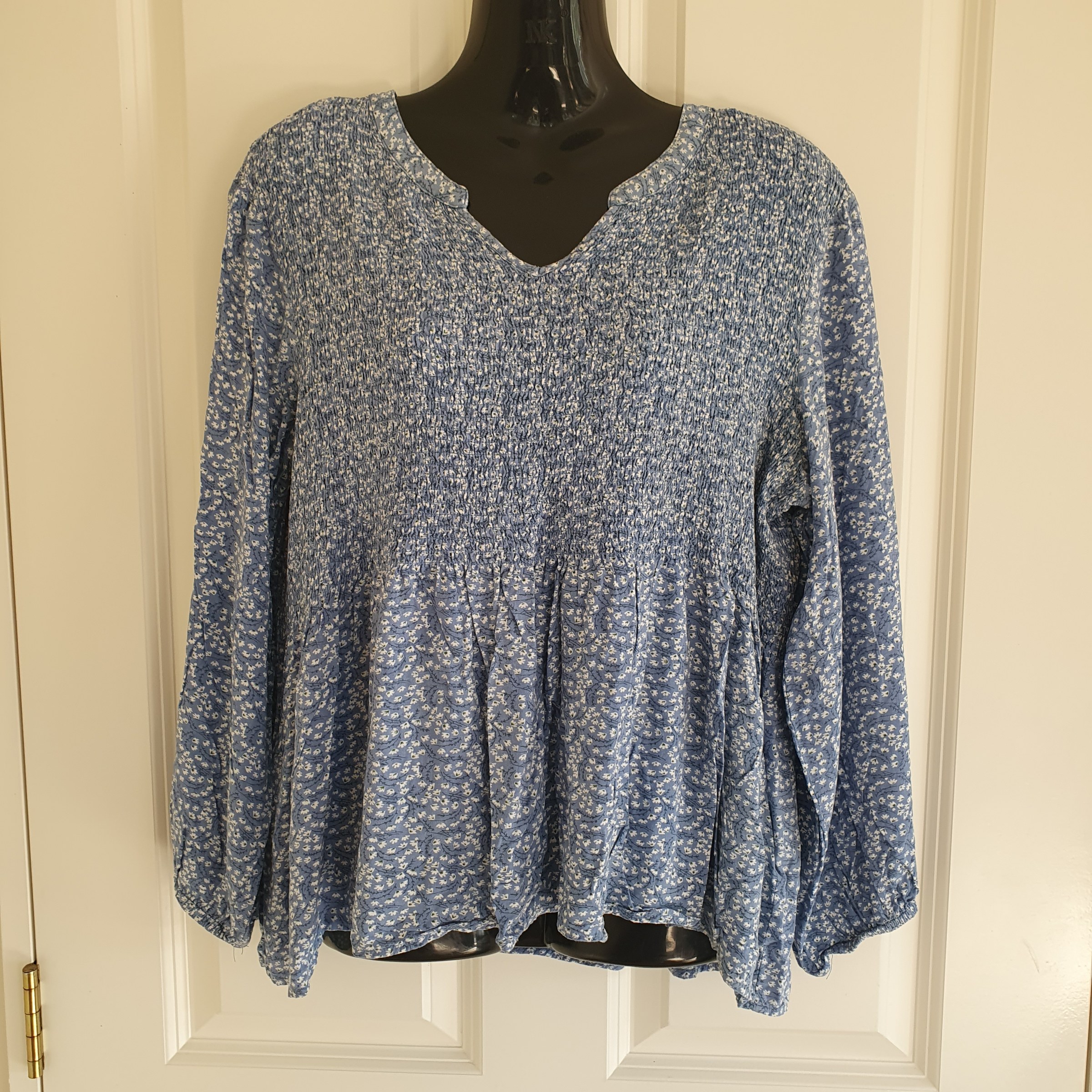 Threadz Shirred Floral Top Size L Blue Peasant Boho Blouse