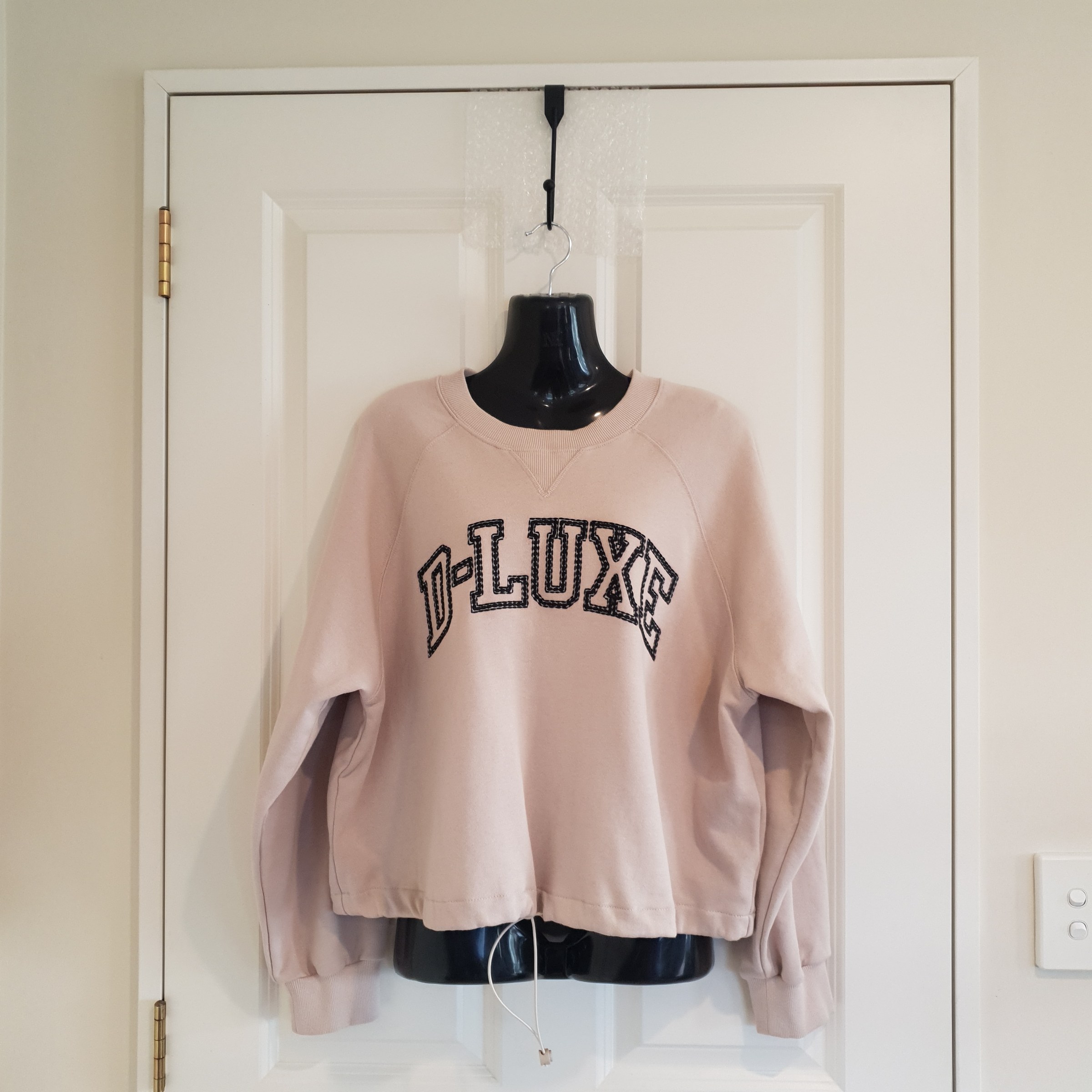 D-Luxe Basics Cropped Cream coloured Sweatshirt – Size L