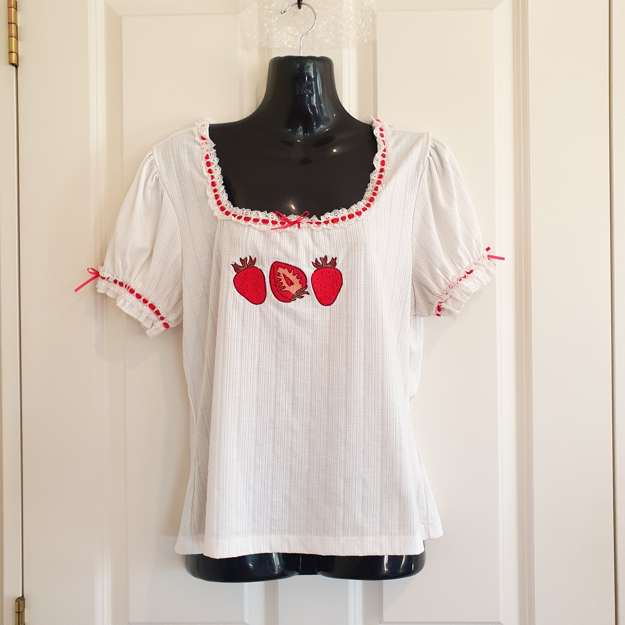 Dangerfield Strawberry Embroidered Lace Trim Top – White – Size 12