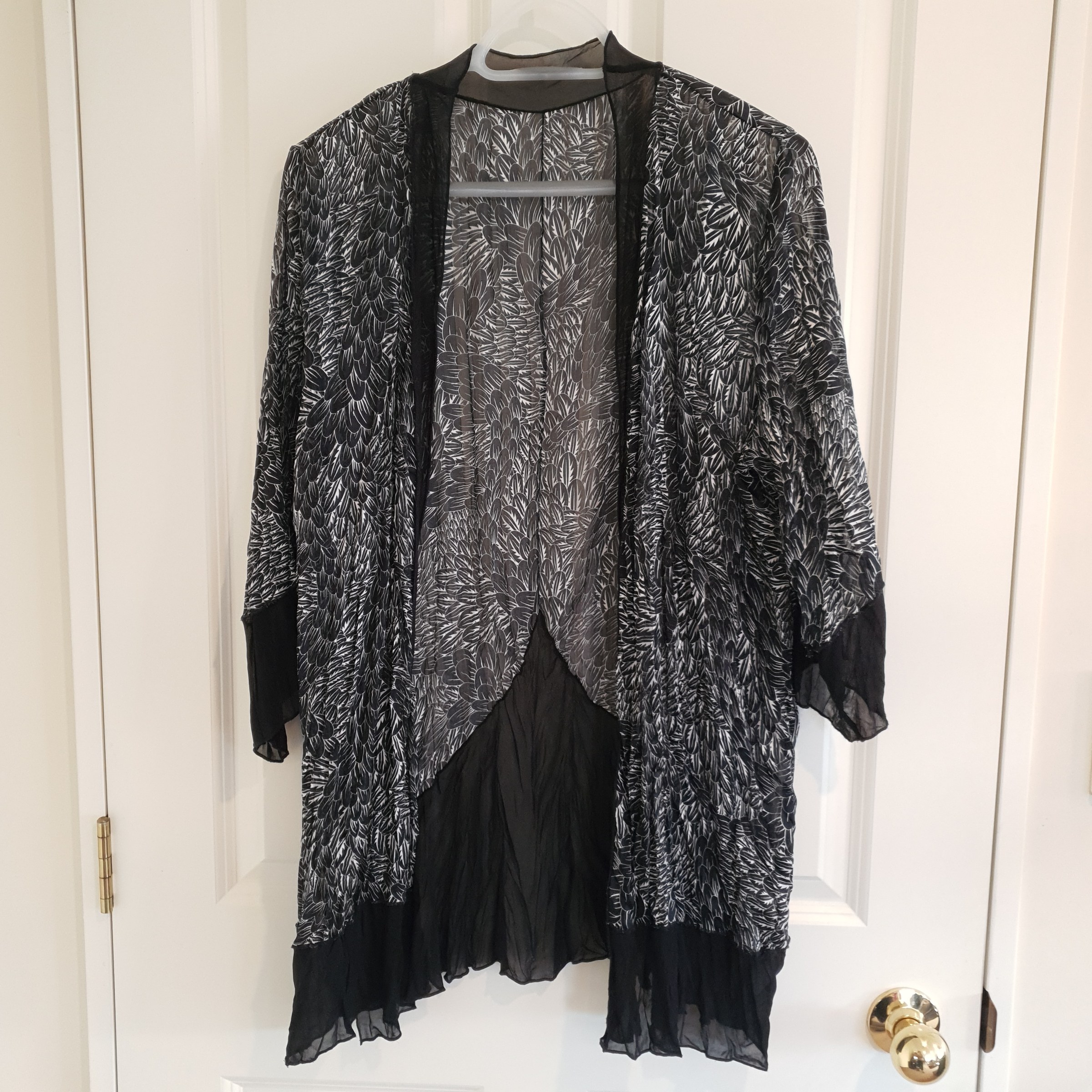 Cashews Black & White Sheer Waterfall Wrap – Approx L